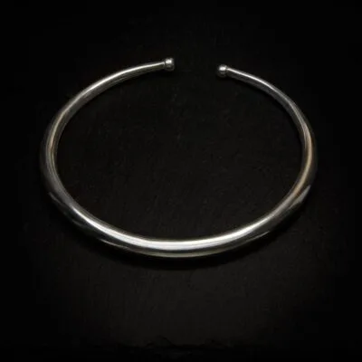 KIWA jewellery brand product image of a single silver plated necklace called the plain choker, set on a dark granite background with no decoration